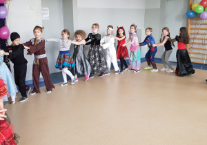 Uczniowie podczas tańca- zdjęcie grupowe.